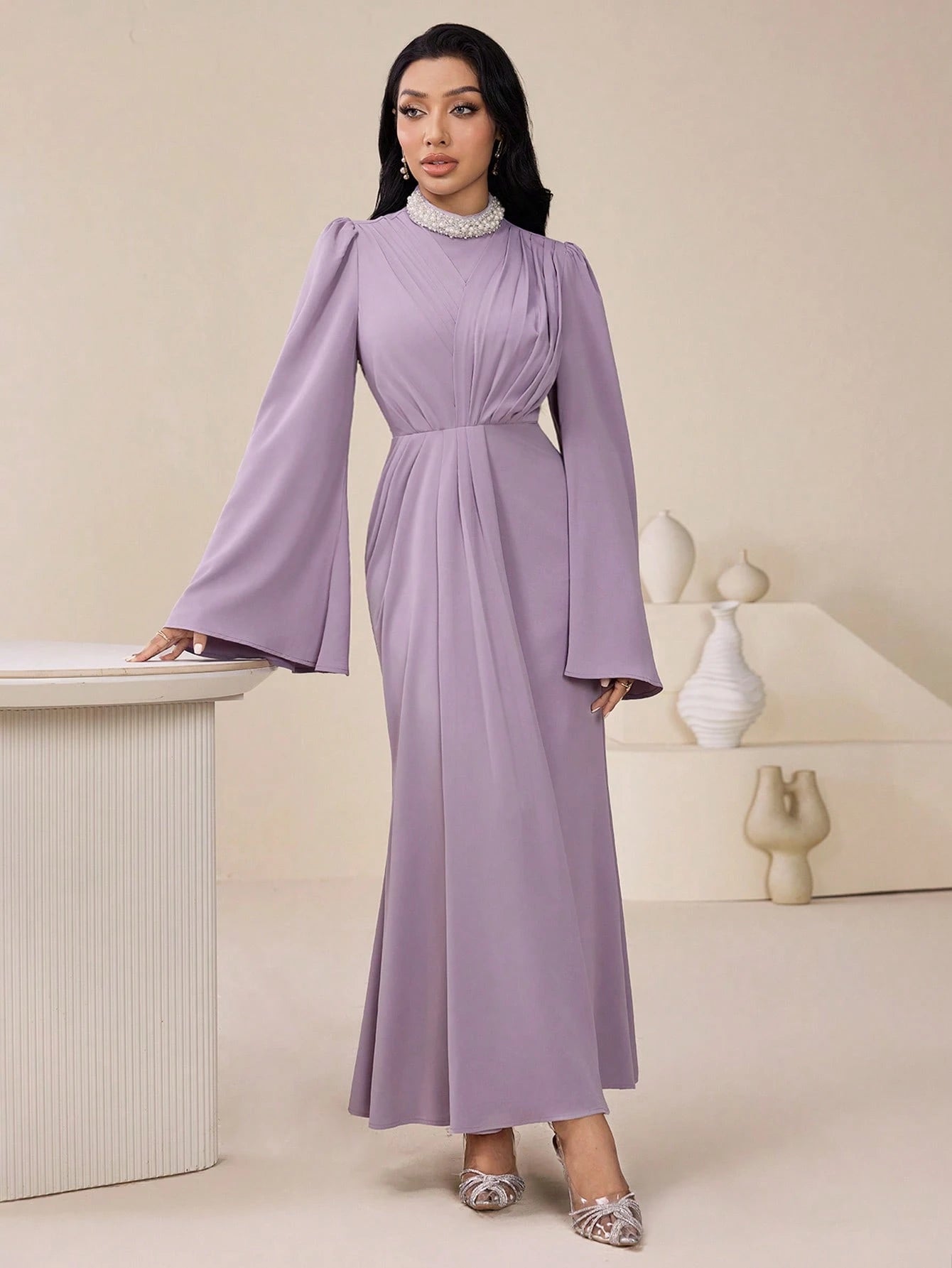 Robe élégante pour femmes avec col montant, manches raglan évasées, taille cintrée, style oriental