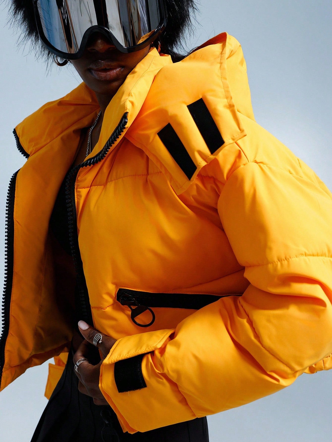 Aveloria Affinna Veste pour femmes de conception minimaliste, décontractée et polyvalente, avec un sens de la mode élégant, une coupe slim et un capuchon amovible de couleur unie