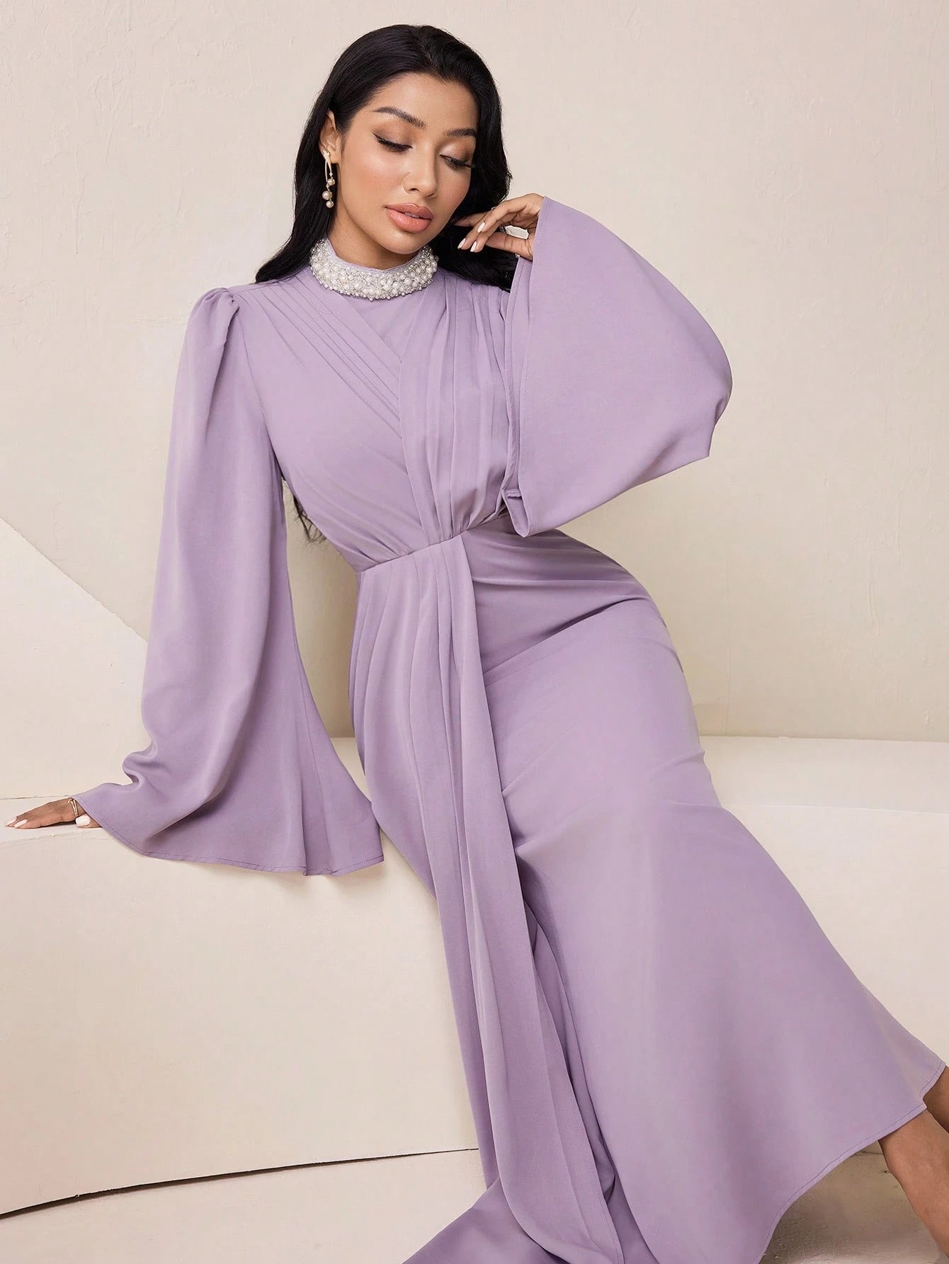 Robe élégante pour femmes avec col montant, manches raglan évasées, taille cintrée, style oriental