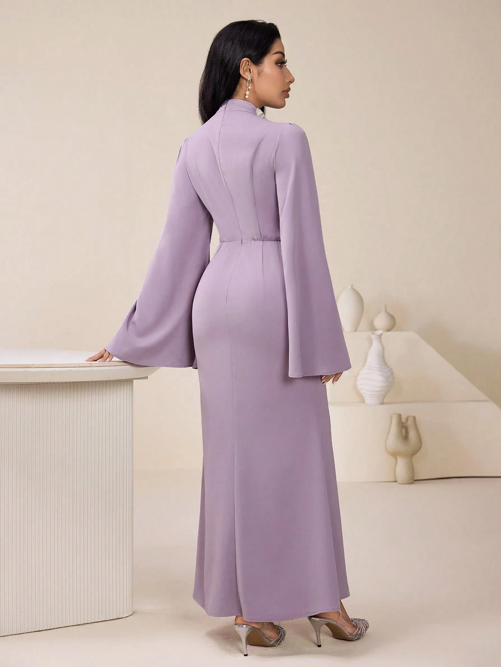 Robe élégante pour femmes avec col montant, manches raglan évasées, taille cintrée, style oriental