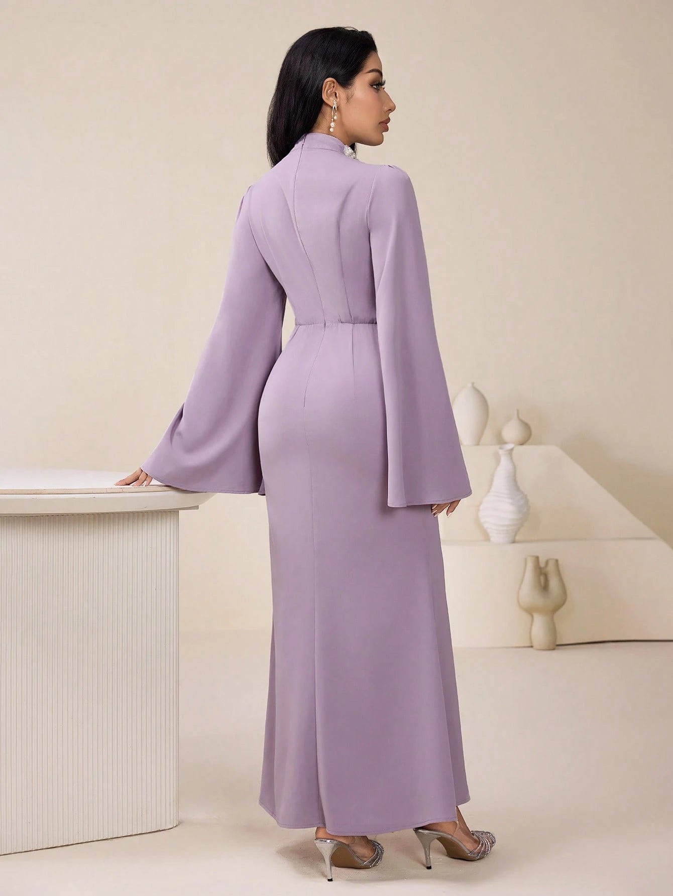 Robe élégante pour femmes avec col montant, manches raglan évasées, taille cintrée, style oriental